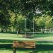 Houten parkbank in een park